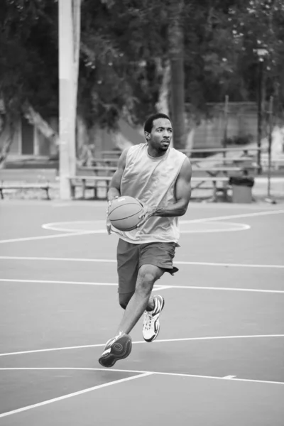 Giocatore di basket in esecuzione sul campo — Foto Stock