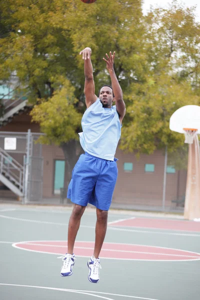 Basketballspieler wirft den Ball — Stockfoto