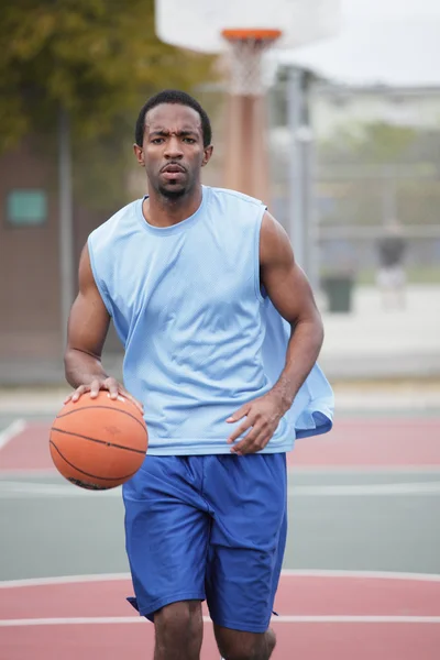Joueur de basket dribble la balle — Photo