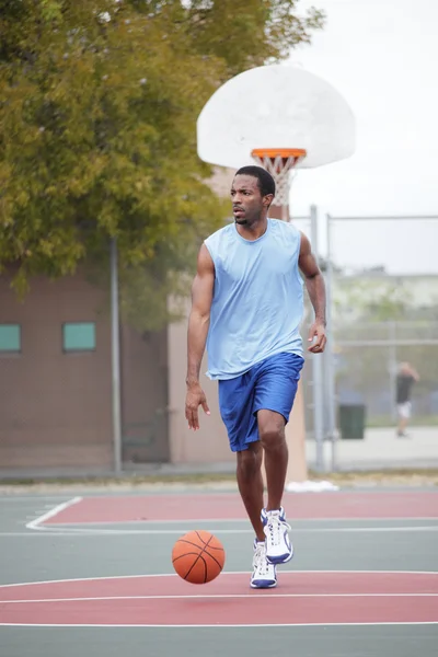 Basketballspieler dribbelt den Ball — Stockfoto