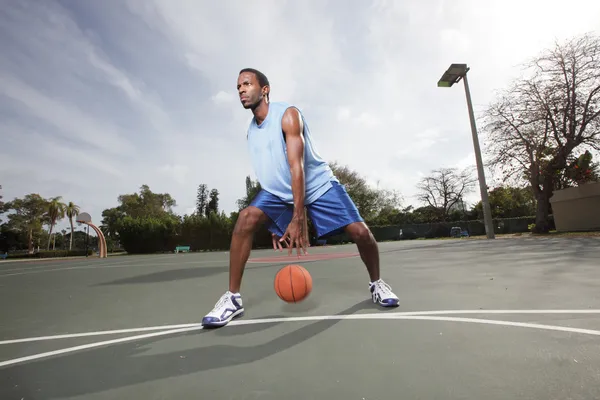 Jogador de basquete driblando a bola — Fotografia de Stock