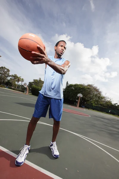 Basketballspieler gibt den Ball weiter — Stockfoto