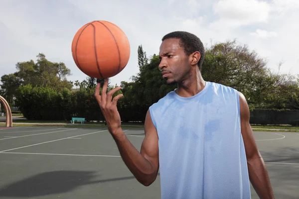 Basketballspieler dreht den Ball — Stockfoto