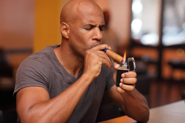 Чоловік курить сигару — стокове фото