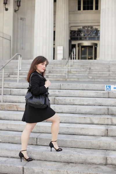 Geschäftsfrau auf einer Treppe — Stockfoto