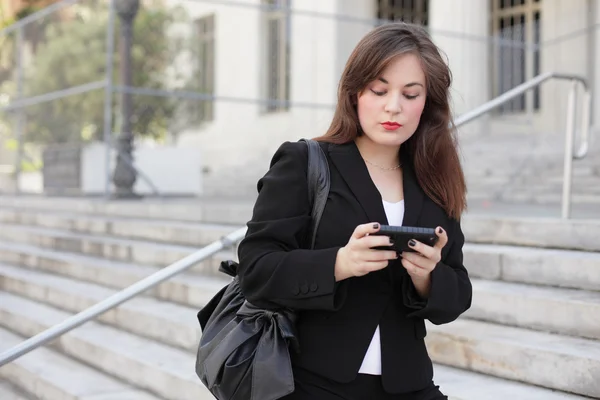 Vrouw SMS op de telefoon — Stockfoto
