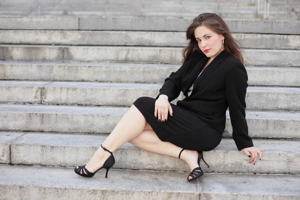 Podnikatelka pózuje na schodech — Stock fotografie