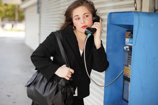 Mujer de negocios hablando por teléfono —  Fotos de Stock