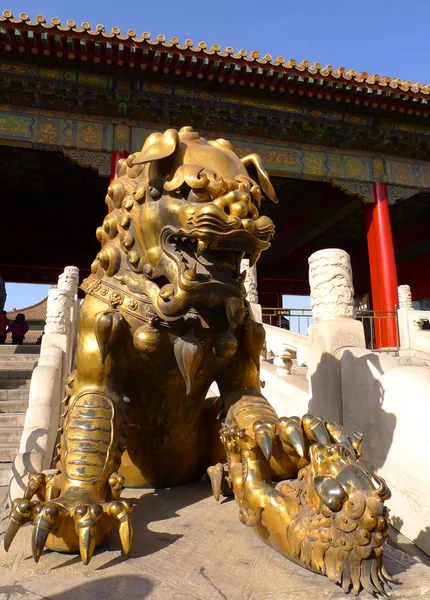 Göksel purit kapısı önünde bir imparatorluk veli aslan — Stok fotoğraf