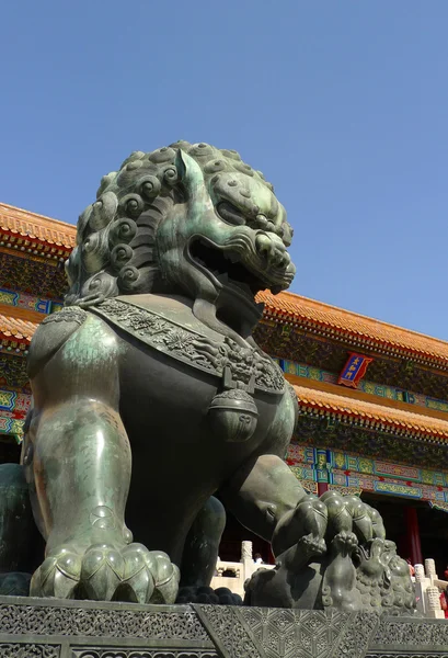 Een keizerlijke hoedster Leeuw de verboden stad in Peking — Stockfoto