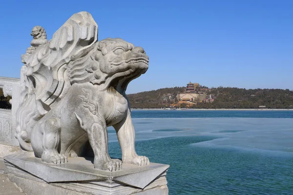 夏の宮殿で帝国保護者のライオン — ストック写真