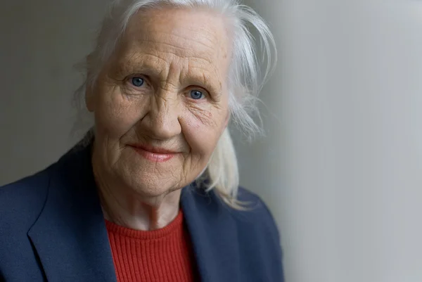 Ευτυχής ηλικιωμένη γυναίκα — Φωτογραφία Αρχείου