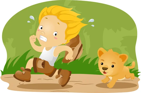 Kid sendo perseguido por um filhote de leão — Fotografia de Stock