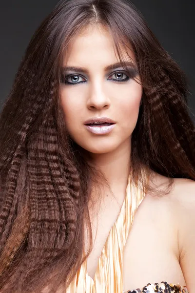 Молодое женское лицо с длинными волосами — стоковое фото