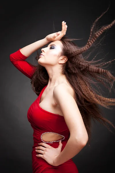 Νεαρή γυναίκα με μαλλιά που κυματίζουν ελαφρά — Φωτογραφία Αρχείου