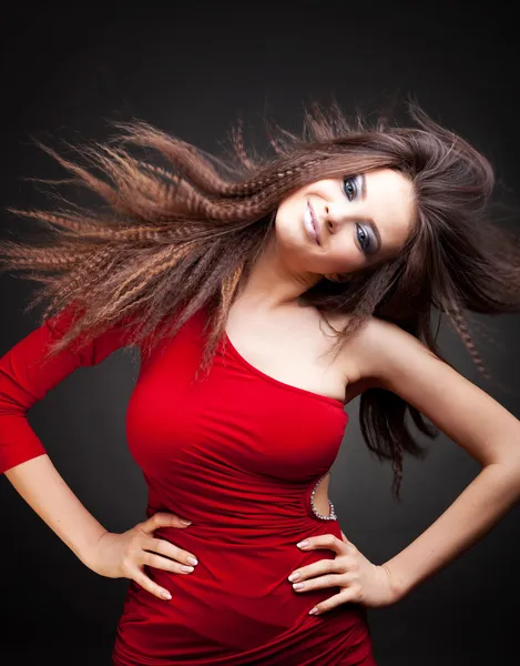 Mulher com cabelos longos em movimento — Fotografia de Stock