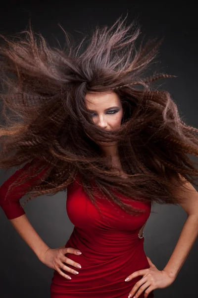 Mujer joven con el pelo volando — Foto de Stock