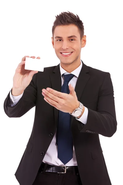 Ο άνθρωπος των επιχειρήσεων παρουσιάζει μια κενή κάρτα ή σημείωμα — Φωτογραφία Αρχείου