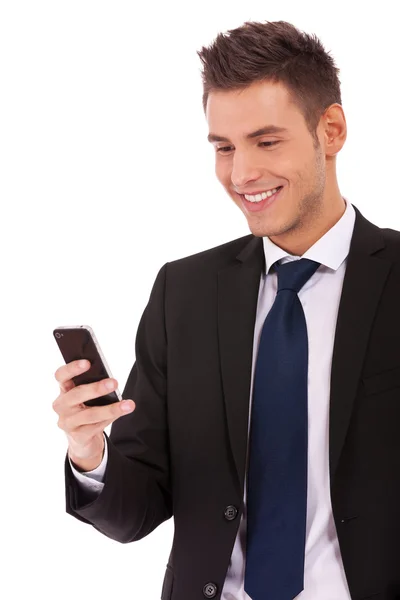 Homem de negócios lendo um SMS — Fotografia de Stock