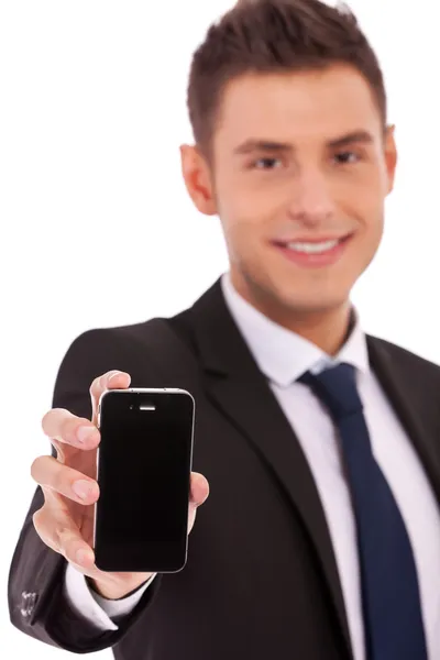 Buiness muž ukazuje smartphone — Stock fotografie