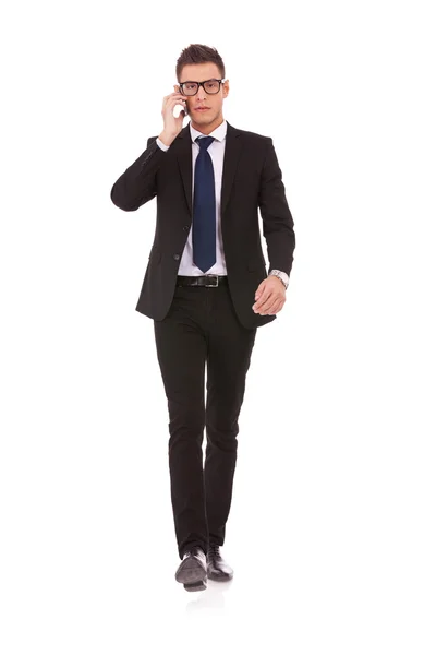 Hombre de negocios con gafas hablando por teléfono móvil — Foto de Stock
