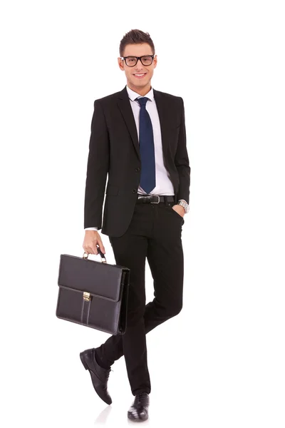 Longitud completa de un hombre de negocios guapo de pie — Foto de Stock
