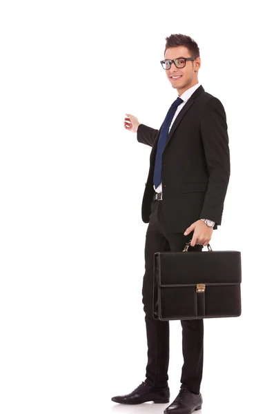 Hombre de negocios con maletín presentando — Foto de Stock