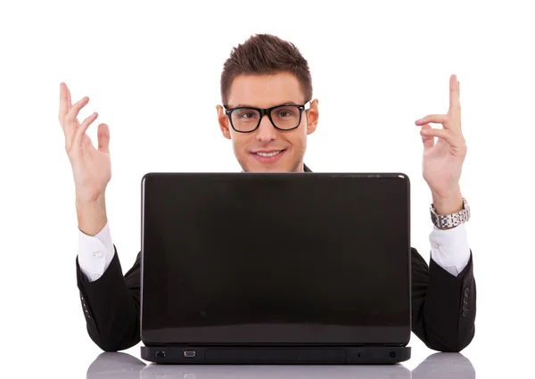 Affärsman vid sitt skrivbord med en bärbar dator — Stockfoto