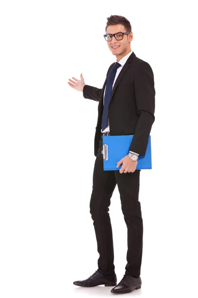 Hombre de negocios dando presentación sosteniendo un portapapeles — Foto de Stock