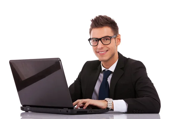 Homem de negócios usando óculos usando um laptop — Fotografia de Stock