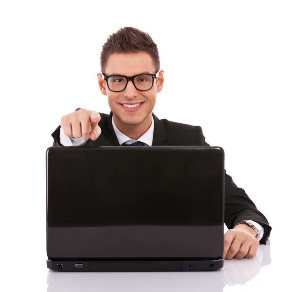 Entreprenör vid sitt skrivbord som arbetar på bärbar dator Stockbild