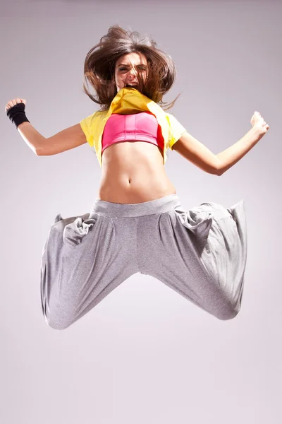 Mulher dançarina em um salto dança movimento — Fotografia de Stock