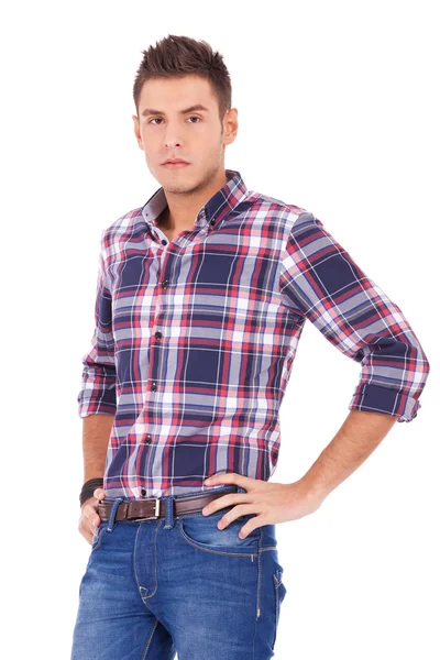 Ernster junger Mann in lässiger Kleidung — Stockfoto