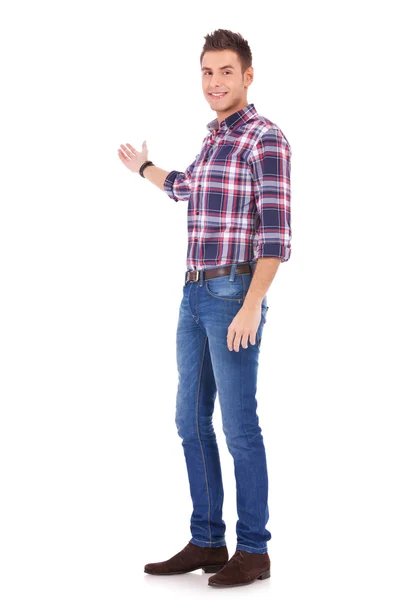 Junger Mann in lässiger Kleidung präsentiert — Stockfoto