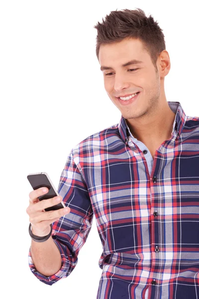 Student texting op mobiele telefoon — Stockfoto