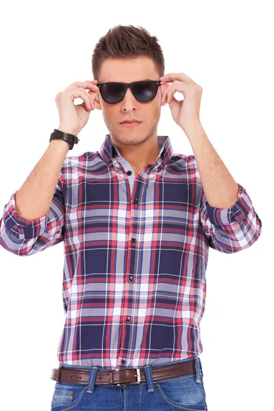 Uomo mettere gli occhiali da sole — Foto Stock