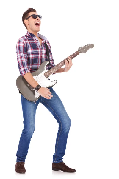 Кричащий гитарист играет — стоковое фото