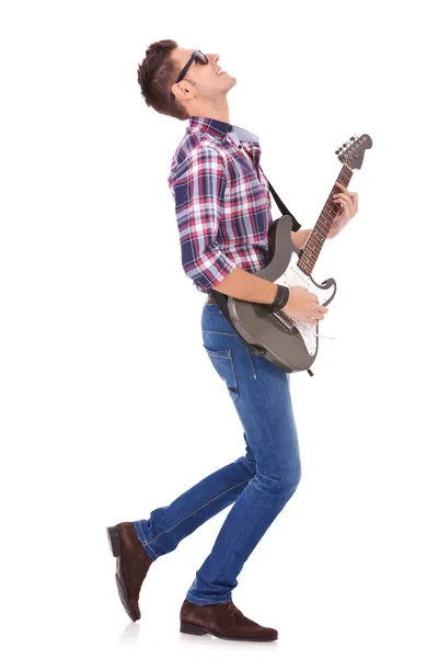 Guitarrista apaixonado tocando — Fotografia de Stock