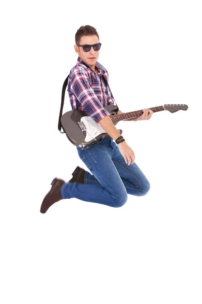 Guitarrista apaixonado pula no ar — Fotografia de Stock