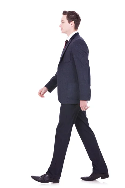 Hombre de negocios caminando hacia adelante —  Fotos de Stock
