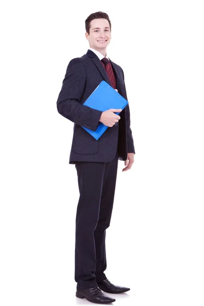Jovem homem de negócios com uma área de transferência azul — Fotografia de Stock