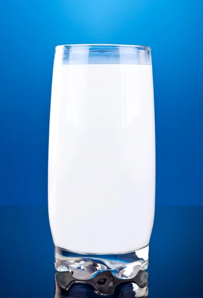 Copo cheio de leite de vaca fresco — Fotografia de Stock