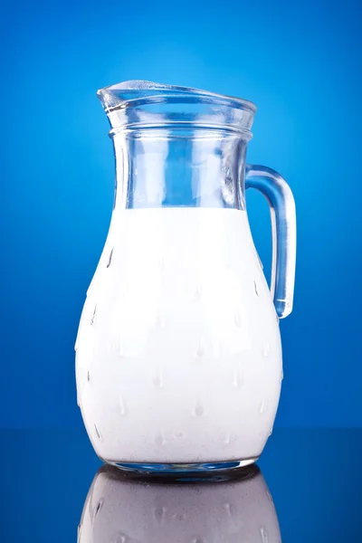 Банка свежего коровьего молока — стоковое фото