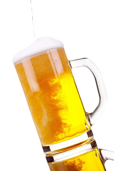 Despejar cerveja em caneca — Fotografia de Stock