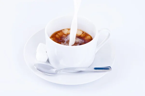 Налить сливки в чашку кофе — стоковое фото