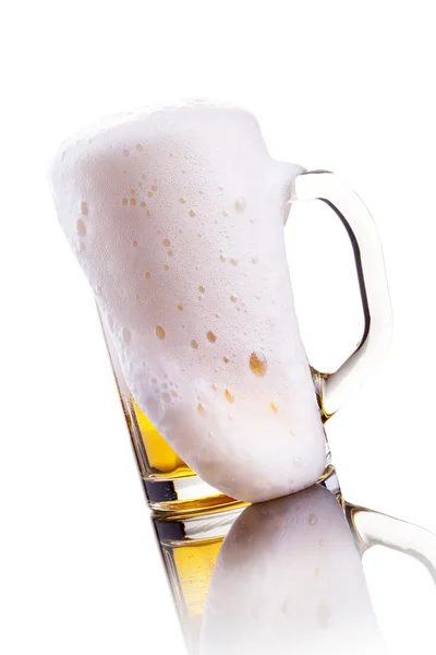 Taza de cerveza con espuma — Foto de Stock