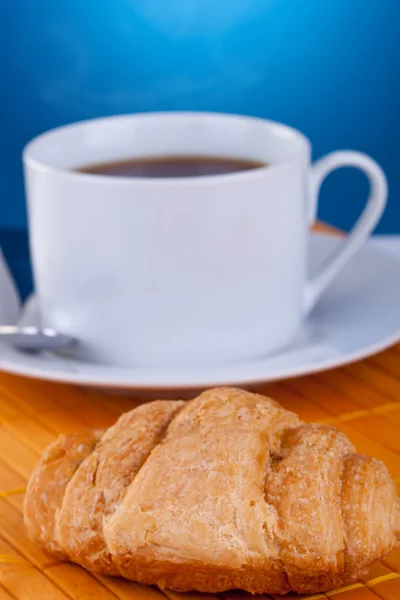 Frukost med croissant och kaffe — Stockfoto