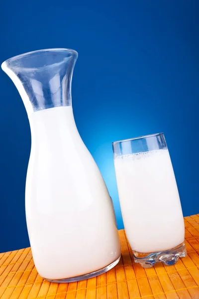 Copo e jarra de leite de vaca fresco — Fotografia de Stock