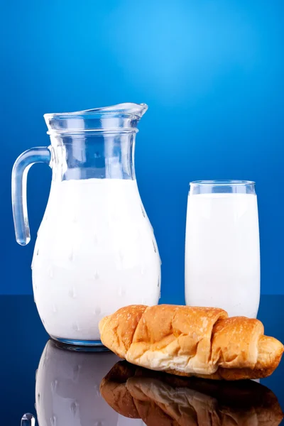 Melk en croissant — Stockfoto