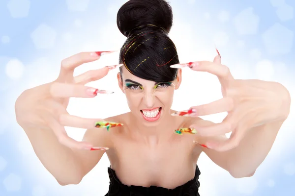 Женщина показывает свои большие модные ногти — стоковое фото